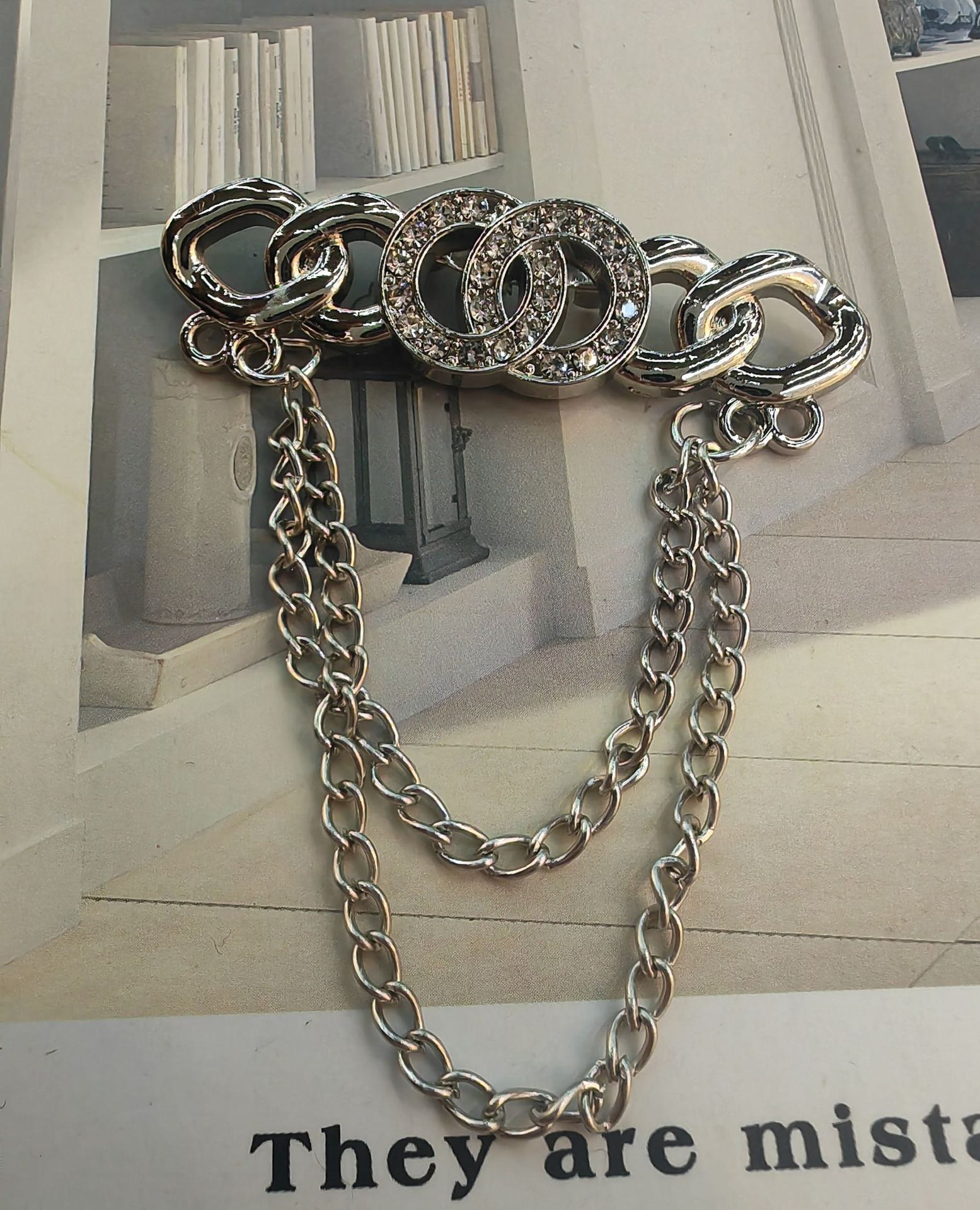 大牌风双环爱心小香风胸针2023新款潮时尚防走光高级感精致别针详情4