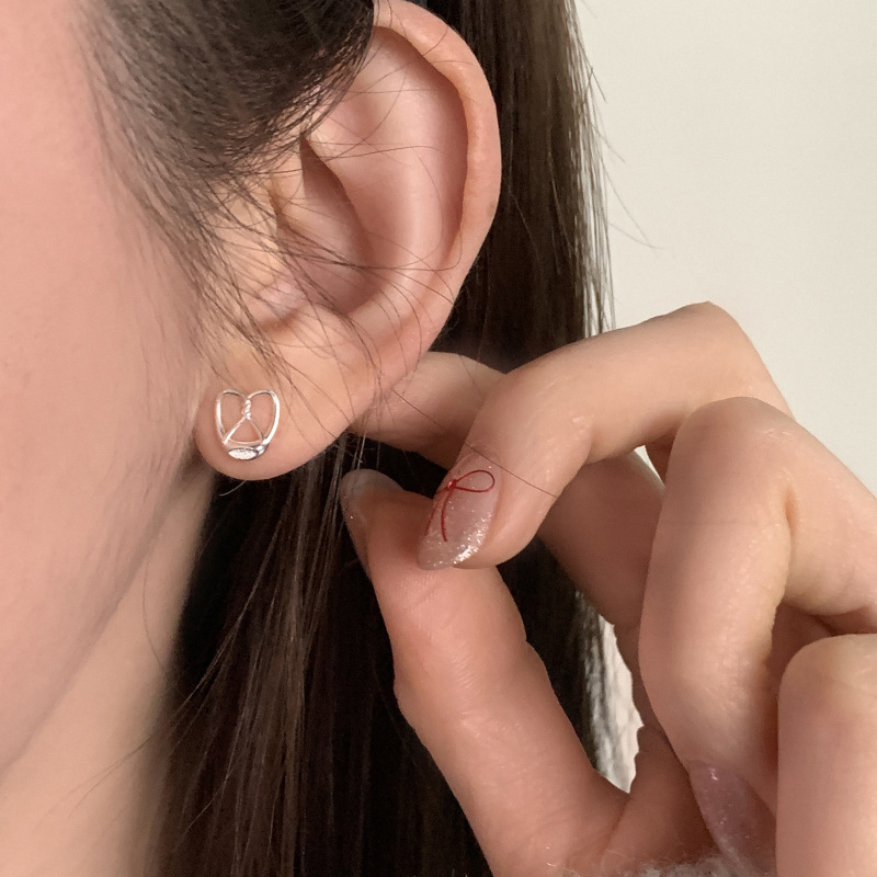 韩版小众设计碱水牛角包AB耳钉女时尚个性简约轻奢百搭高级感耳饰详情3
