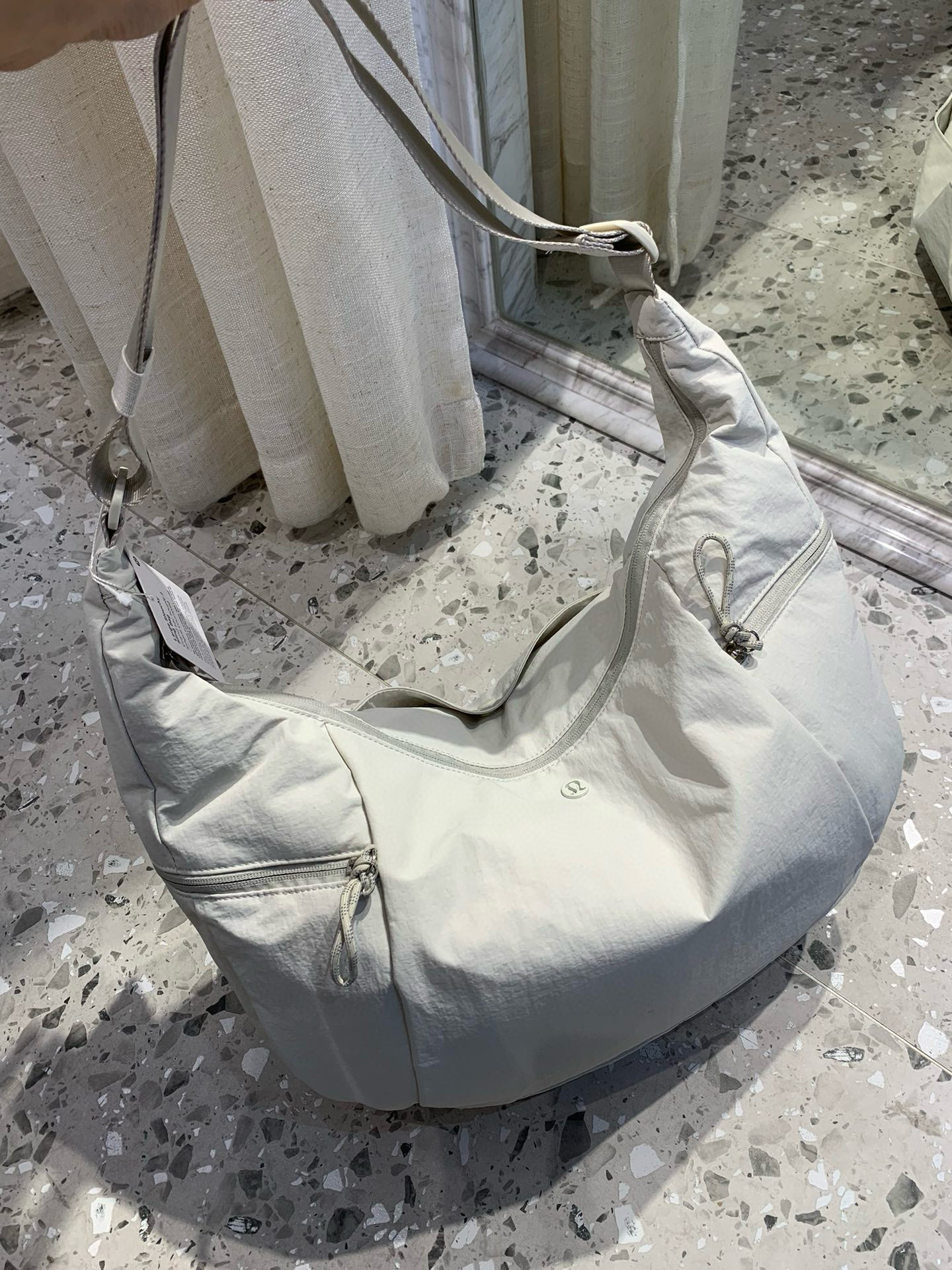 lululemon包大容量休闲百搭13L牛角包月牙包小众女士单肩斜挎包详情21