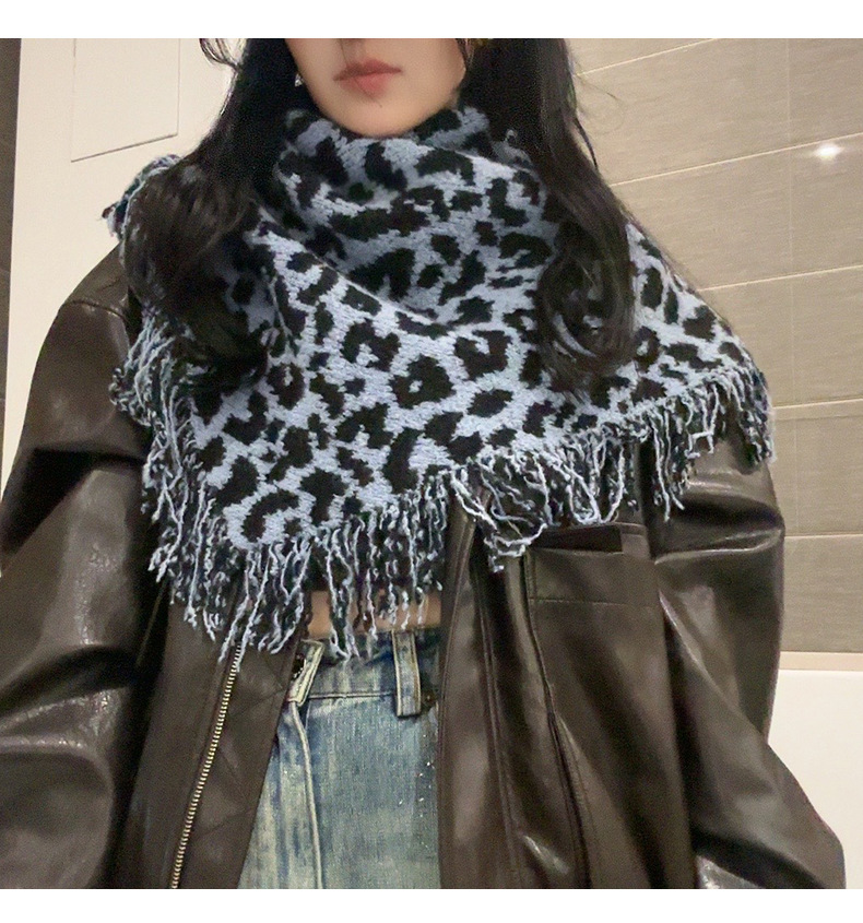 A new autumn and winter collection of leopard-print fringed scarves for women, featuring a high-end woolen triangular shawl and a retro and fashionable shawl. Wholesale from street stalls pic 12