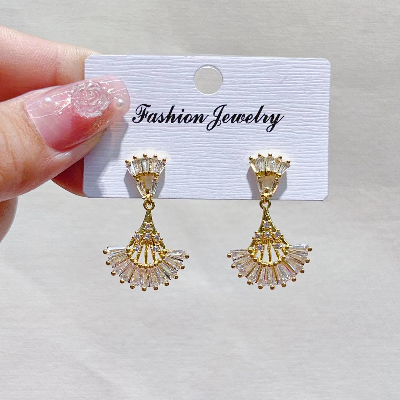 High-end stud earrings, a niche design for women, heart-shaped butterfly copper plated with real gold zircon, a light luxury and versatile style pic 5