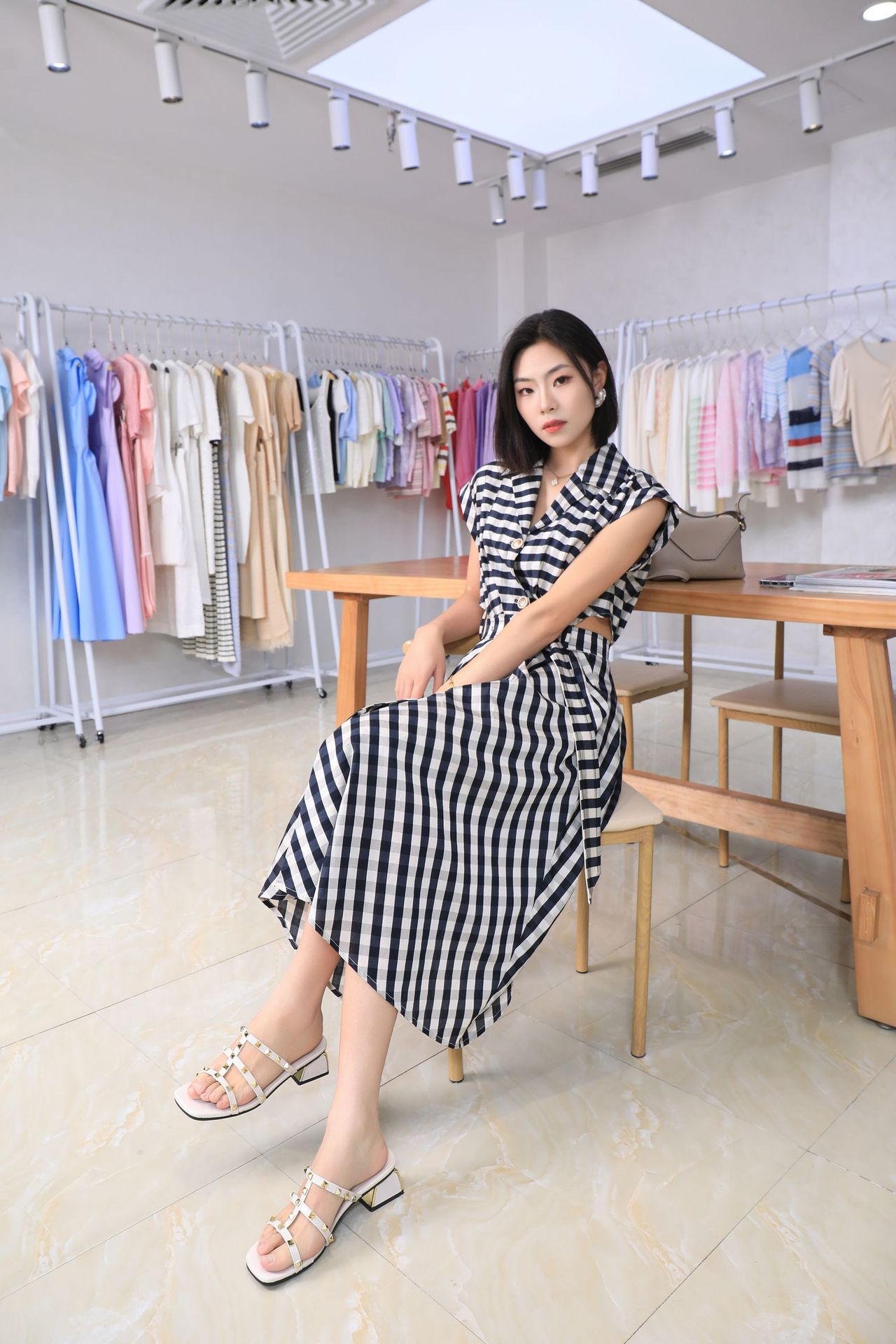 深圳南油高端精品小众设计感腰部镂空松紧腰带飞袖显瘦格子连衣裙详情13