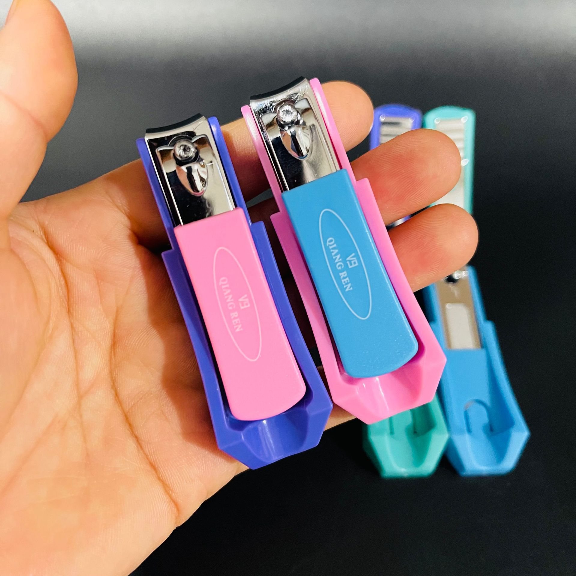 【 Office 】V7860 nail clippers 12/ box 600/ piece V7860 nail clippers Flat edge Nail clippers Nail clippers Large carbon steel nail clippers Candy color 2 yuan supply batch pic 4