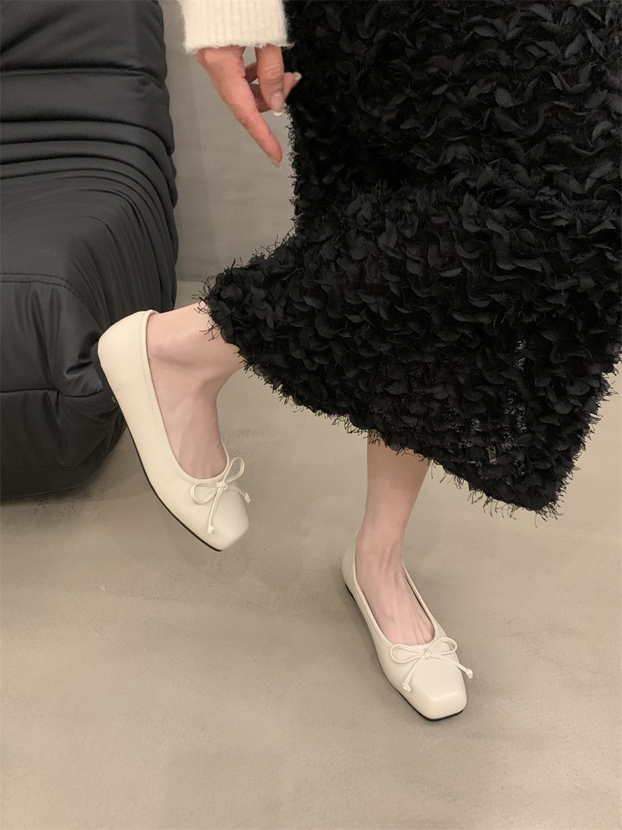 Silver single shoe with a shallow bow, a new French gentle evening style flat ladle for women in the spring of 2025 pic 3