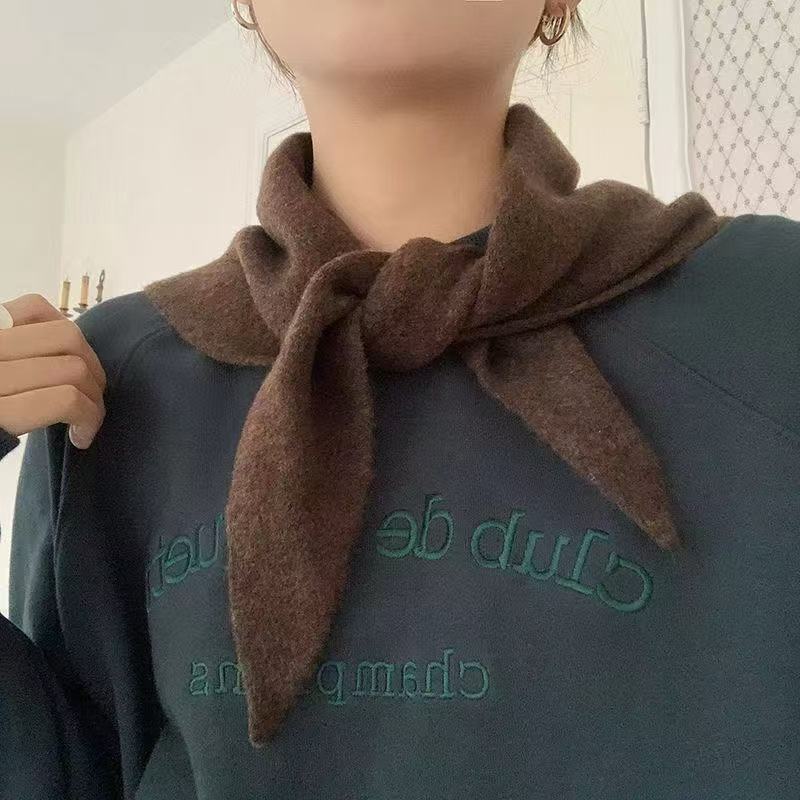 One-piece consignment of British original single niche brand woolen knitted triangular scarves, women's headscarves, knitted scarves, multi-functional, warm and versatile, wholesale from street stalls pic 12