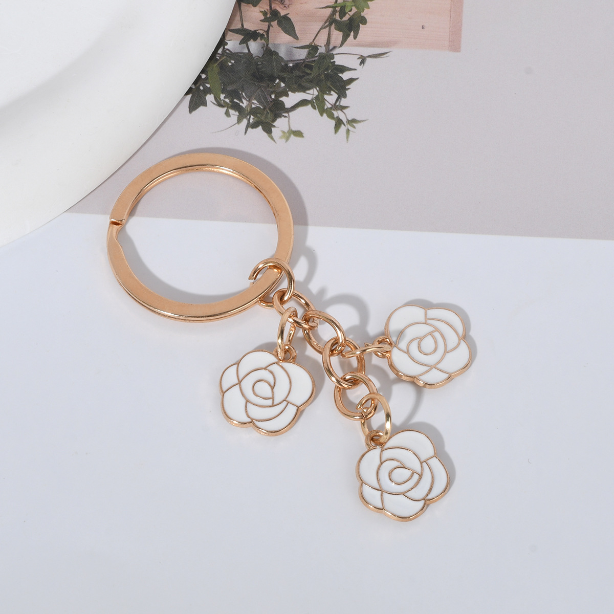 精品挂件扣上新小众多色可选节日送礼粉白蓝三朵玫瑰花工艺钥匙扣详情7