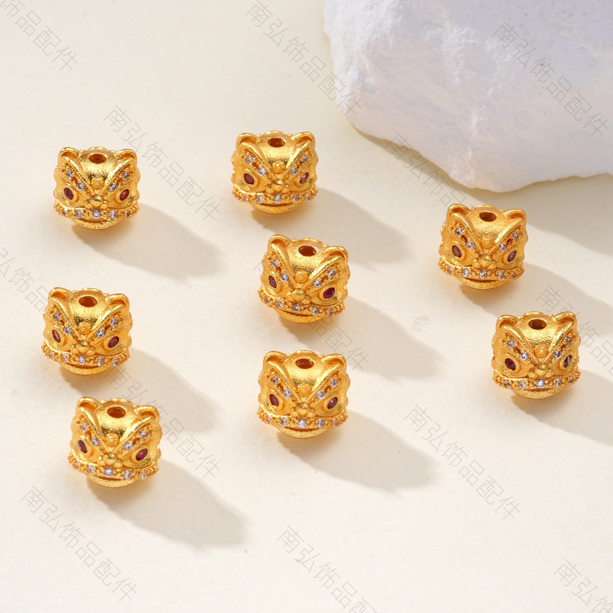 Ancient-style sand gold lion head bracelet with beads, interlocking beads and zirconium through holes, personalized and fashionable bracelet accessories with loose beads pic 5