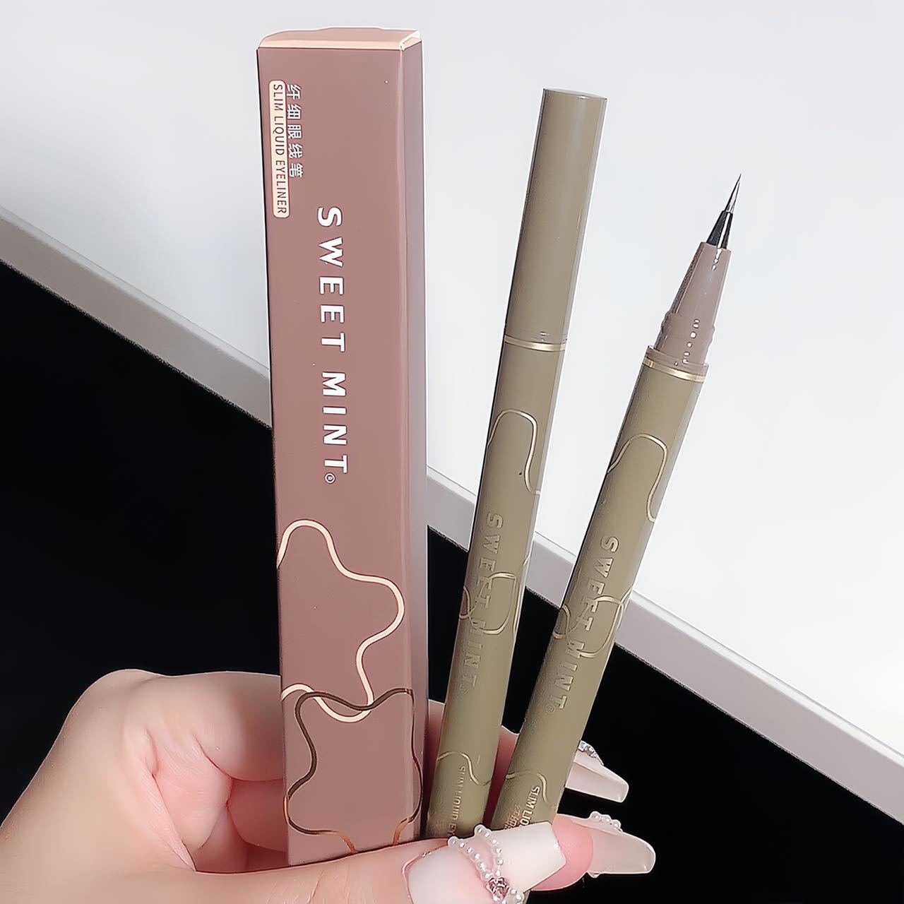 Sweet Mint Fine Eyeliner Pen: Extremely fine, waterproof, sweat-proof, non-smudge makeup eyeliner liquid pen, eye-brightening and long-lasting color display pic 11