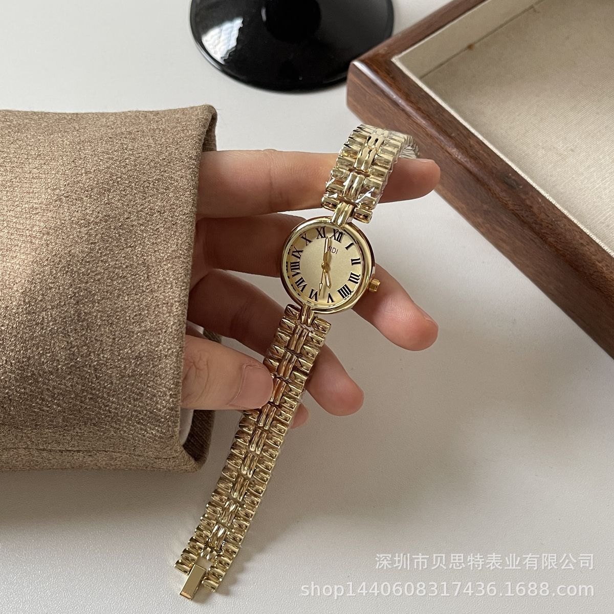 A popular and niche design item in foreign trade, a golden mid-style bracelet watch for women, is light luxury and retro. One-piece consignment service pic 9