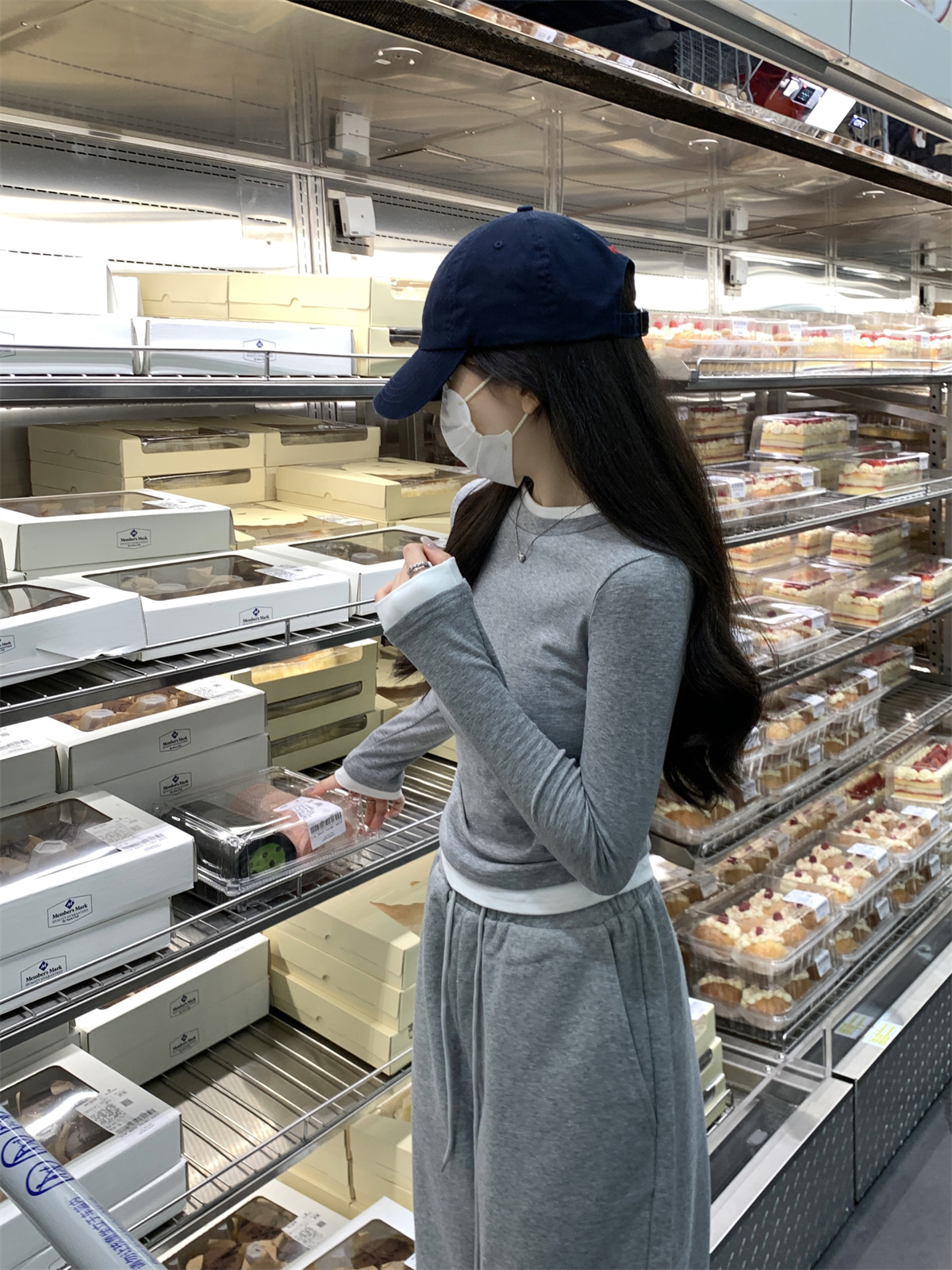 A trendy and unique round-neck color-blocking fake two slimming cotton long-sleeved T-shirts for women, a new grey top from Spring and autumn pic 8