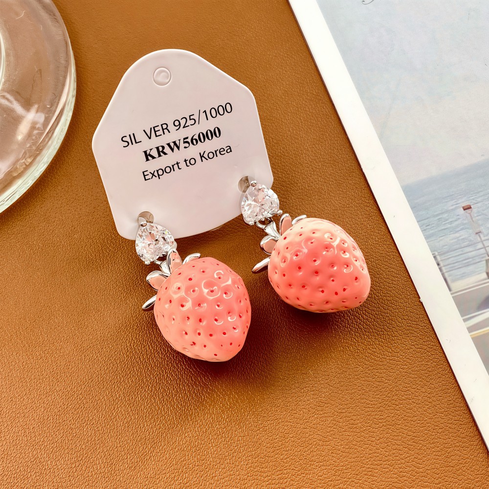 Sweet velvet strawberry necklace, niche design sense, girlish heart, collarbone chain, light luxury and exquisite necklace wholesale pic 10
