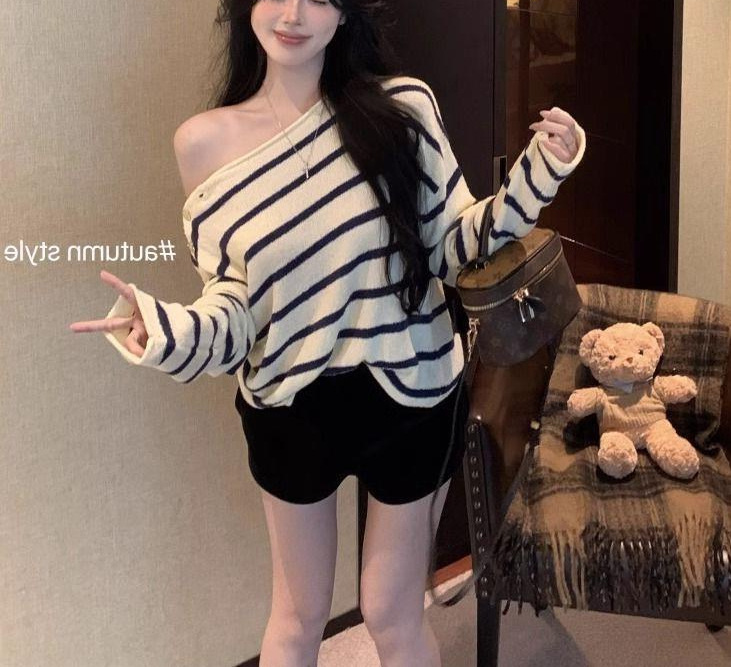 条纹软糯毛衣女秋冬美式y2k斜肩上衣慵懒宽松加厚露肩针织衫外套详情3