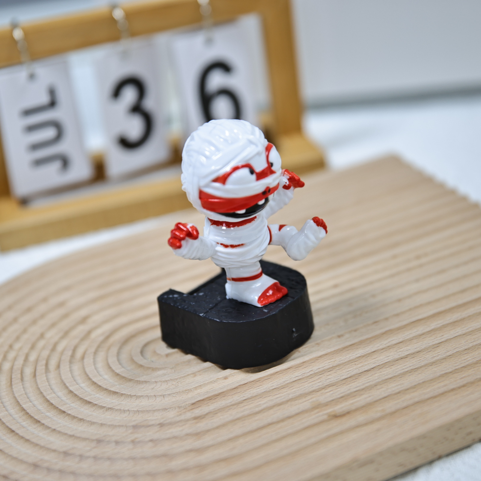 Cross-border new Halloween gift: Vehicle-mounted skeleton mummy figure-piece, solar-powered automatic swing, factory direct sales pic 6