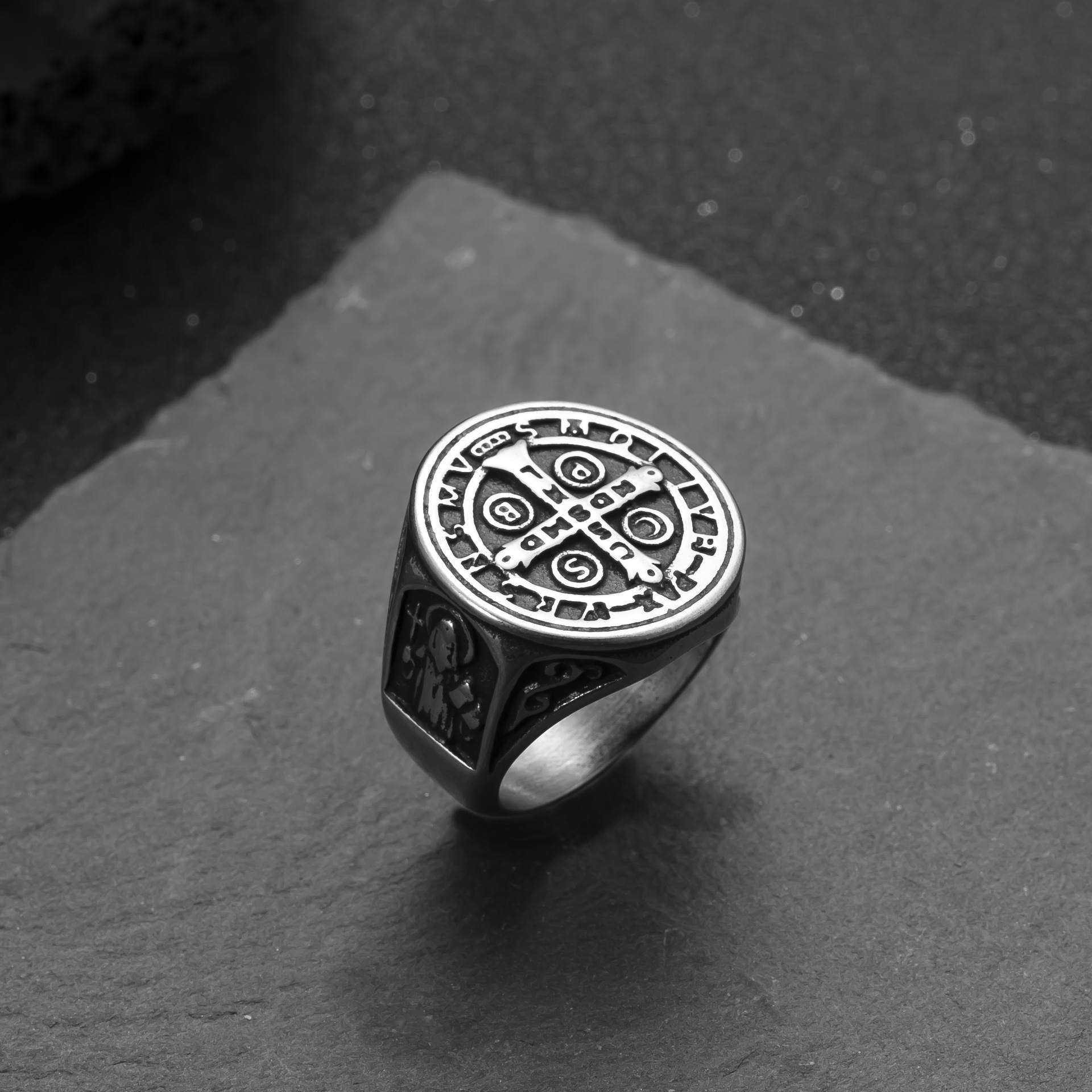 欧美跨境不锈钢戒指铸造十字架男士戒指嘻哈复古钛钢饰品批发厂家详情10