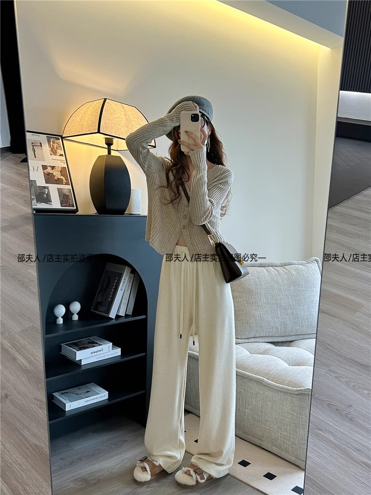 2024年新款女装秋季韩版薄款V领长袖针织开衫 宽松显瘦短款外穿上衣 女装加工精致时尚详情16