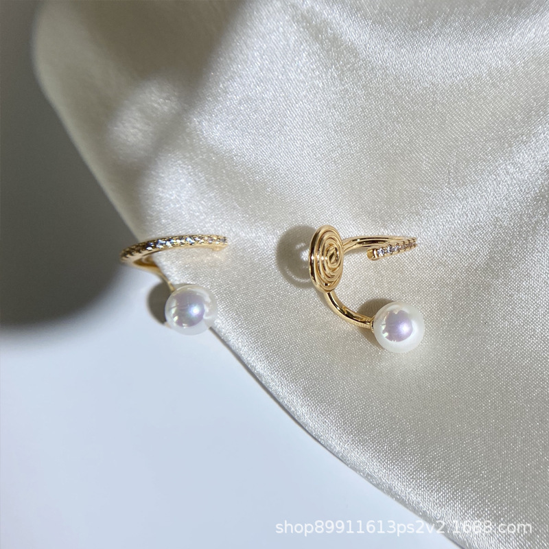 The design sense of the niche pearl stud earrings is simple and elegant for women. It is a versatile and fashionable earring accessory for commuting pic 10