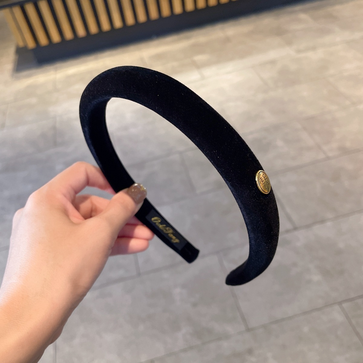 The small gold label narrow version of the colorful velvet hairband is a new autumn and winter high top sponge headband and a versatile hairpin accessory pic 8