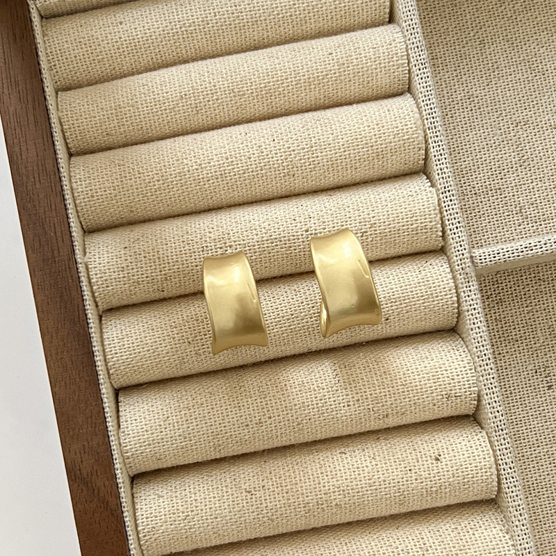 European and American simple and cold style, exquisite matte and frosted C-shaped wide surface, high-end, elegant and individual, irregular stud earrings pic 4