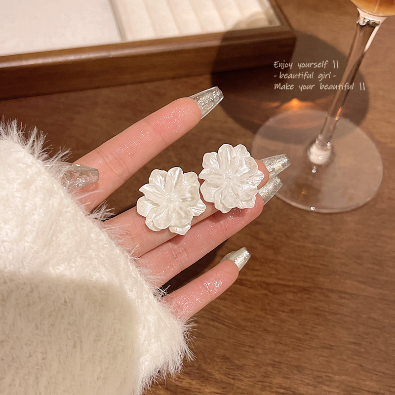 Spring/Summer 2025 fresh and elegant flower earrings for women, a light luxury and high-end look, pearl stud earrings, super fairy-like, versatile and elegant earrings pic 8