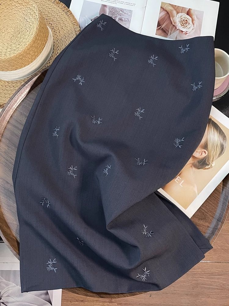 A small chanel-style grey high-waisted, slimming embroidered skirt for women in the spring of 2025, a new casual and versatile long dress pic 2