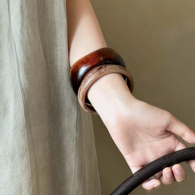 Acetic acid niche irregular acrylic wide-edge bracelet, a retro and high-end vintage bracelet with a unique design for women pic 4