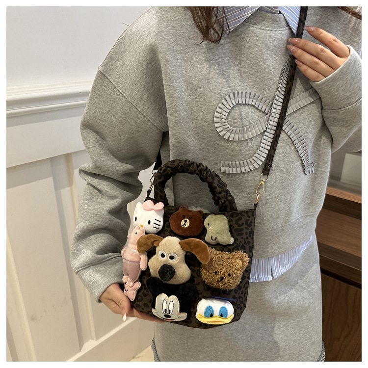 超火小众豹纹帆布包包女款秋冬流行百搭斜挎包可爱卡通手提水桶包详情14