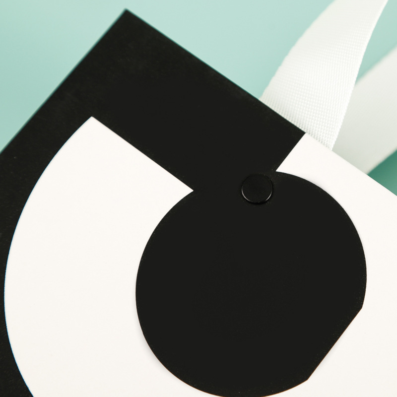 Hand-held paper bags are available for wholesale, including gift shopping bags, clothing bags, gift bags, cosmetics and jewelry bags. Logos can be printed pic 9