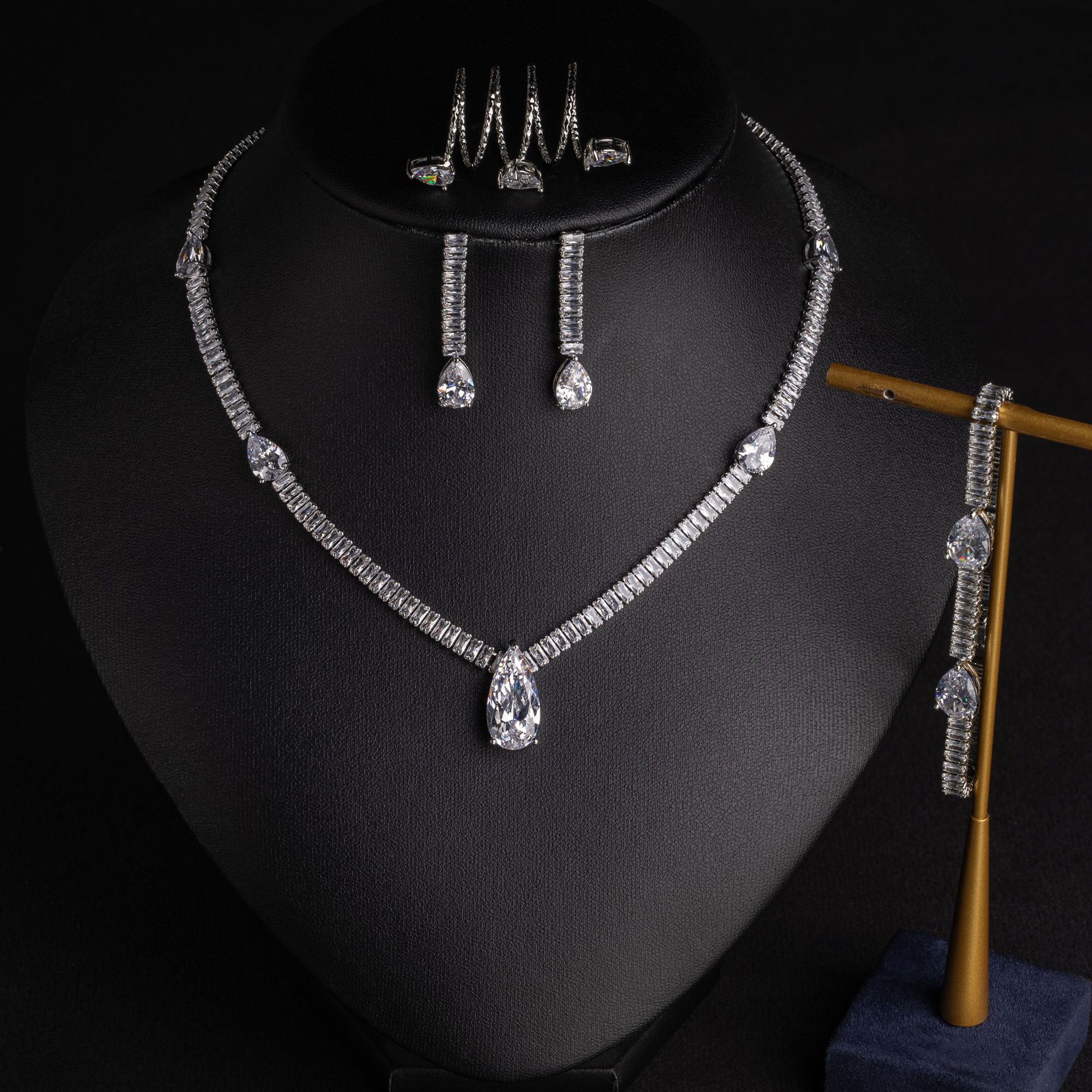 French court wind restoring ancient ways of green water droplets claw zirconium necklace female personality cold wind fashionable joker collarbone chain LYTJ30214 LYSL30214 / LYJZ9056 wholesale pic 6