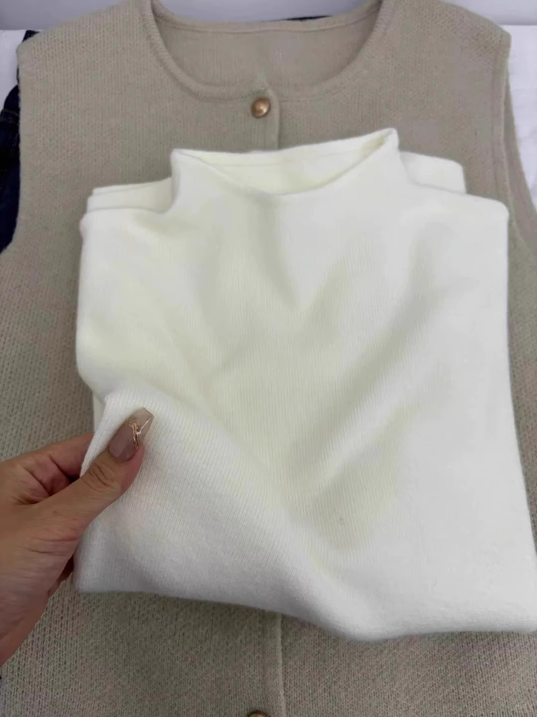 A high-end, soft and slender small stand-up collar sweater base layer for women, a semi-high-neck knitted long-sleeved inner layer for autumn and winter pic 6