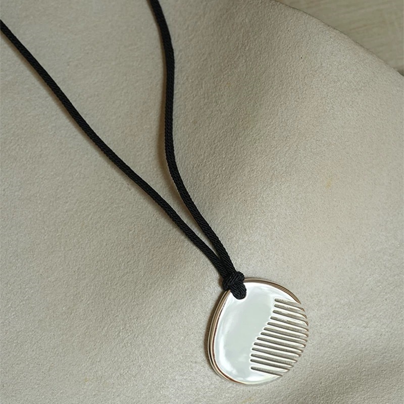 向日葵欧尼同款银色梳子吊坠项链小众设计迷你圆形秋冬长款毛衣链详情5