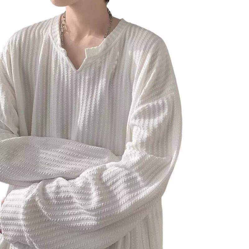 Textured V-neck long-sleeved T-shirt for men, a loose and heavyweight top from a trendy brand for spring and autumn. It exudes a cool and sophisticated vibe, paired with a base layer pic 5