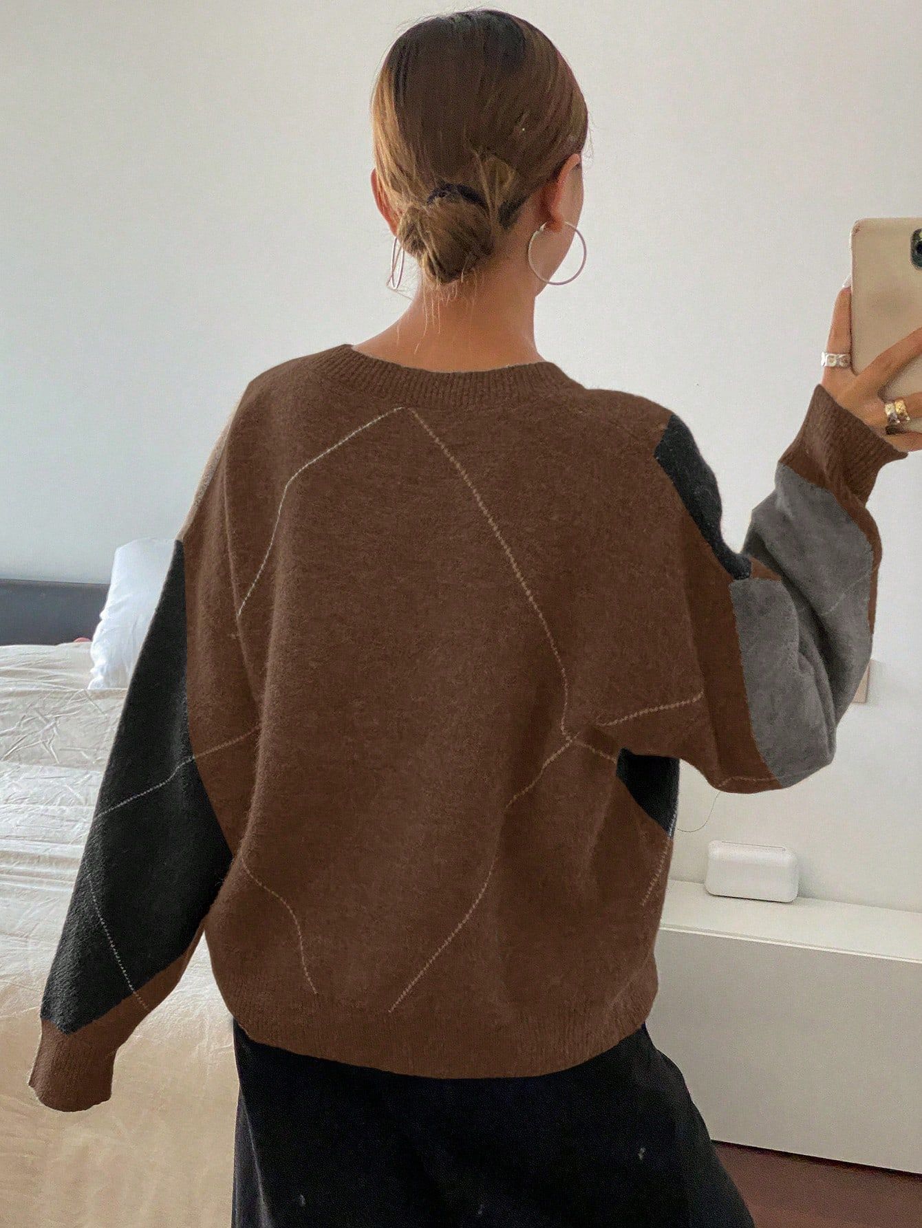 A retro color-blocking diamond-shaped V-neck sweater for women, a laid-back Korean-style knitted sweater, a casual and fashionable base layer for a trendy top pic 14