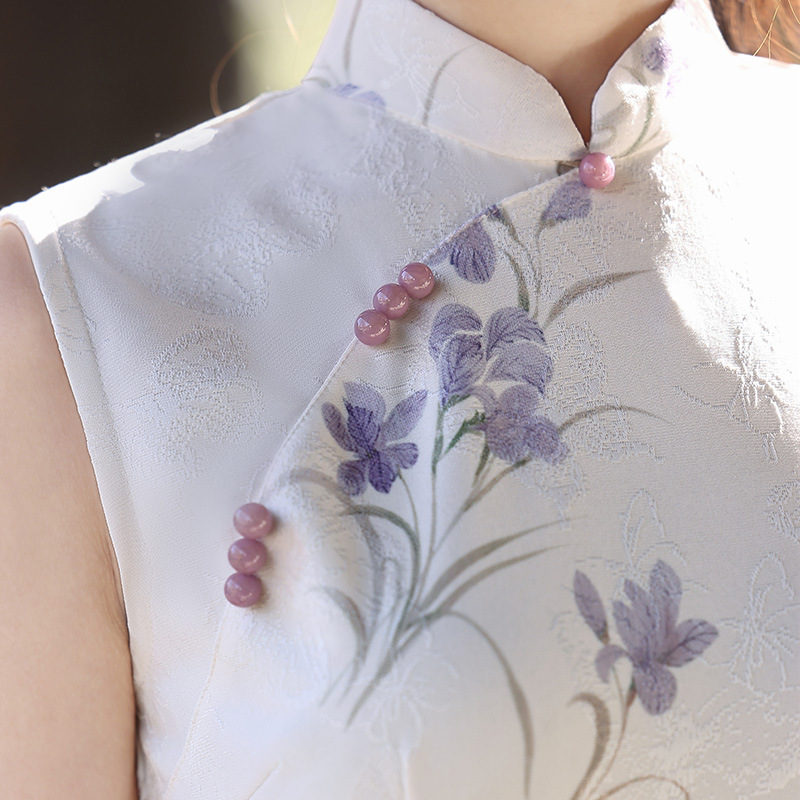 The new 2026 version of the classic white sleeveless Chinese-style long cheongsam with a traditional Chinese style has been improved for young people. It exudes a sense of high-end women and is retro for summer pic 9