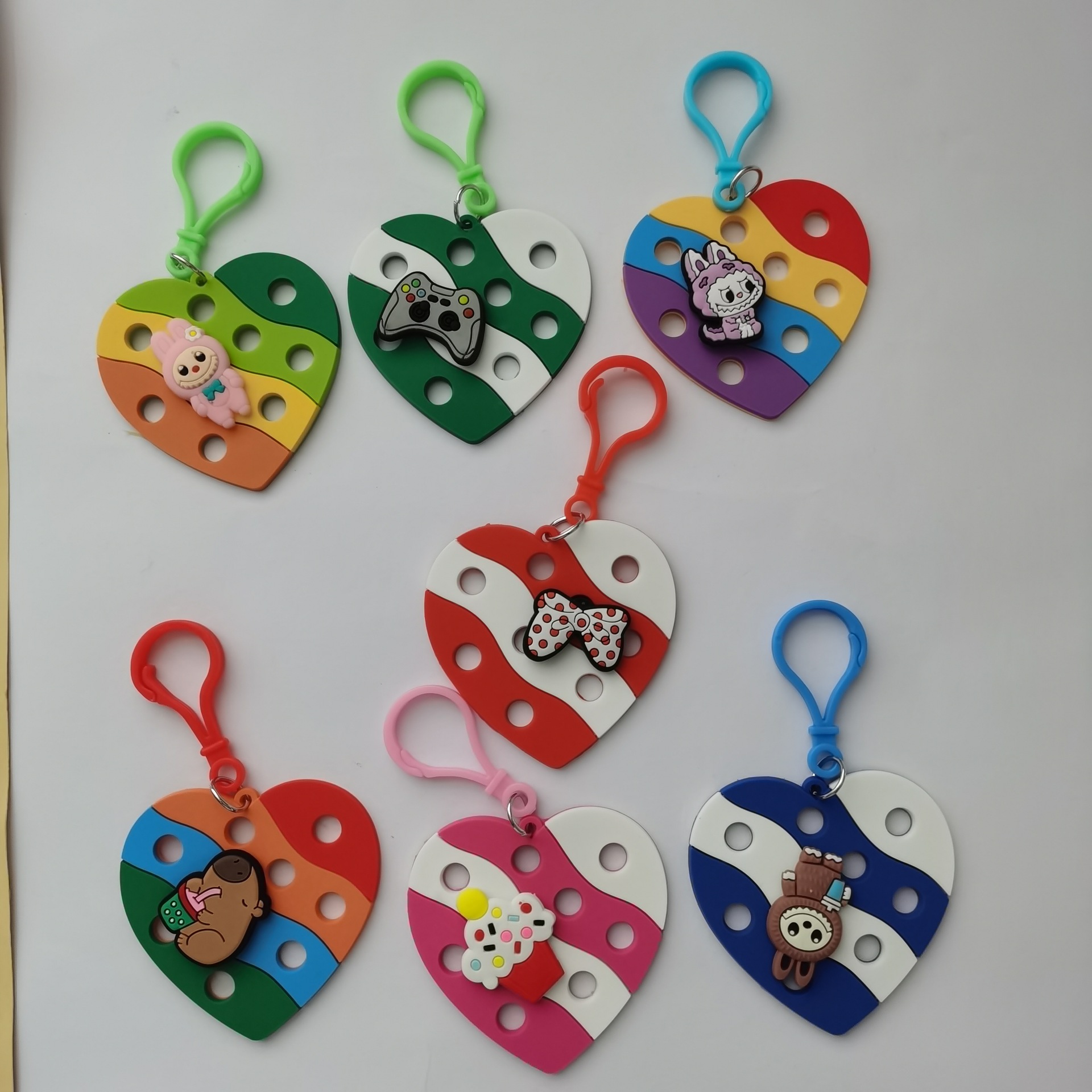 跨境热销PVC软胶洞洞钥匙扣个性包包挂件洞洞板钥匙扣diy鞋花鞋扣详情6