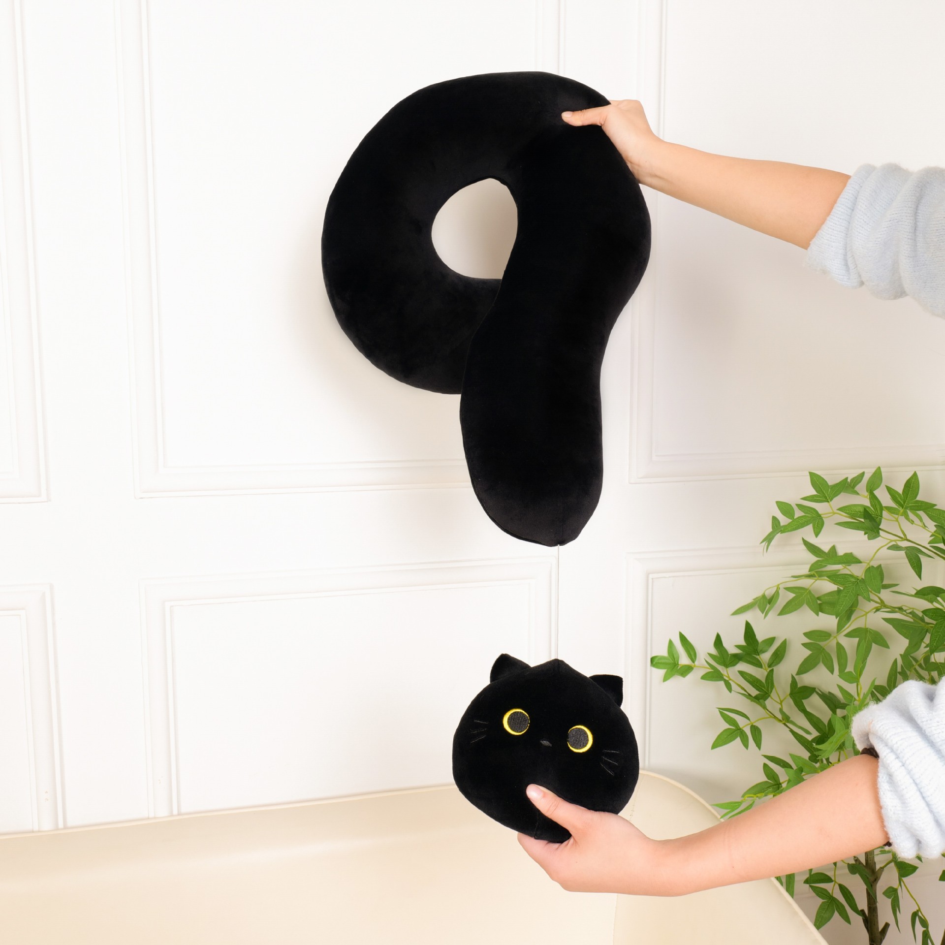 The popular black cat U-shaped pillow car headrest is black and cute. The cute cat question mark pillow eye mask bag is highly recommended on Xiaohongshu pic 12