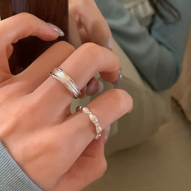 The ins niche design texture S925 sterling silver ring is a simple, luxurious and high-end index finger ring for women. It can be adjusted pic 4