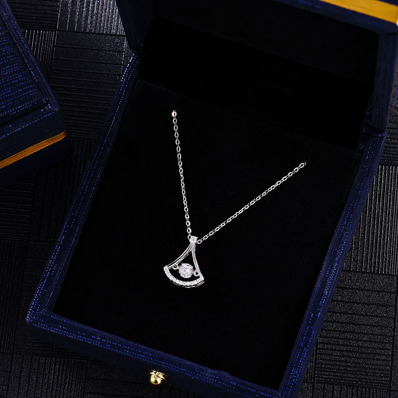 The S925 all-silver small cluster necklace design is a versatile birthday gift necklace with a light luxury style and a short design pic 4