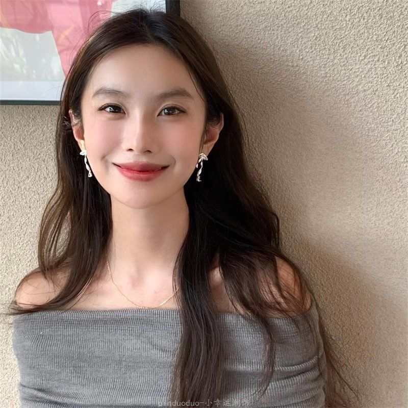 Pure white ribbon bow ~ Matte metal ribbon girlish bow stud earrings and earrings, exquisite and niche Hong Kong style pic 2