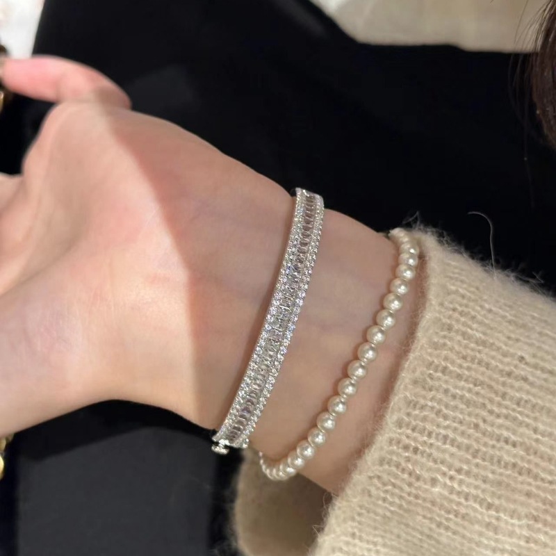 A light luxury and high-end silver full-diamond square diamond bracelet, exquisitely crafted with row diamonds, a luxurious and stylish bracelet pic 4