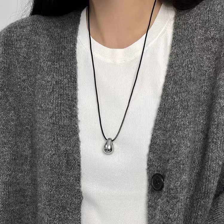青岛美琳保色极简冷淡风 金属光面水滴黑皮绳项链秋季毛衣链女式详情6