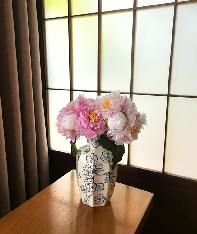 A new Chinese-style high-end retro blue and white porcelain octagonal ceramic vase, a realistic flower arrangement decorative item for the entrance hall of the living and dining room pic 1