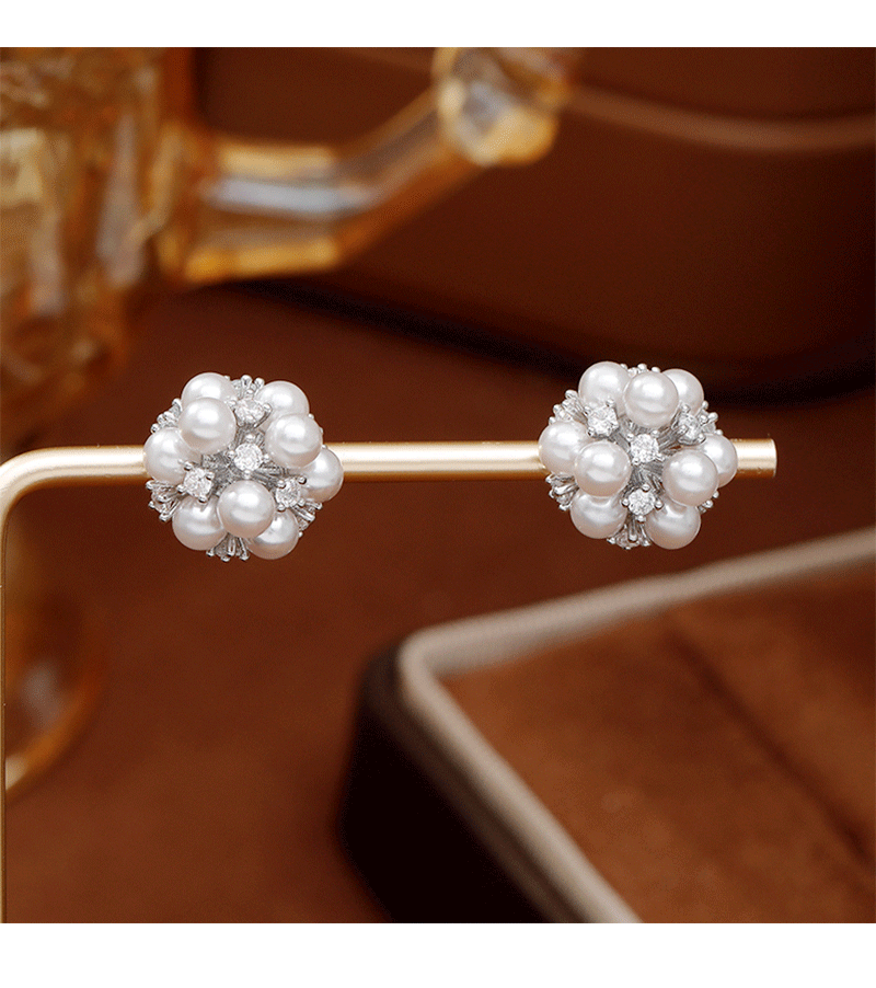 The pearl flower ball stud earrings, the same style as Zhao Lusi, are a light luxury and exquisite commuter small daily wear earrings. They were a bestseller in the 2026 live stream for women pic 2