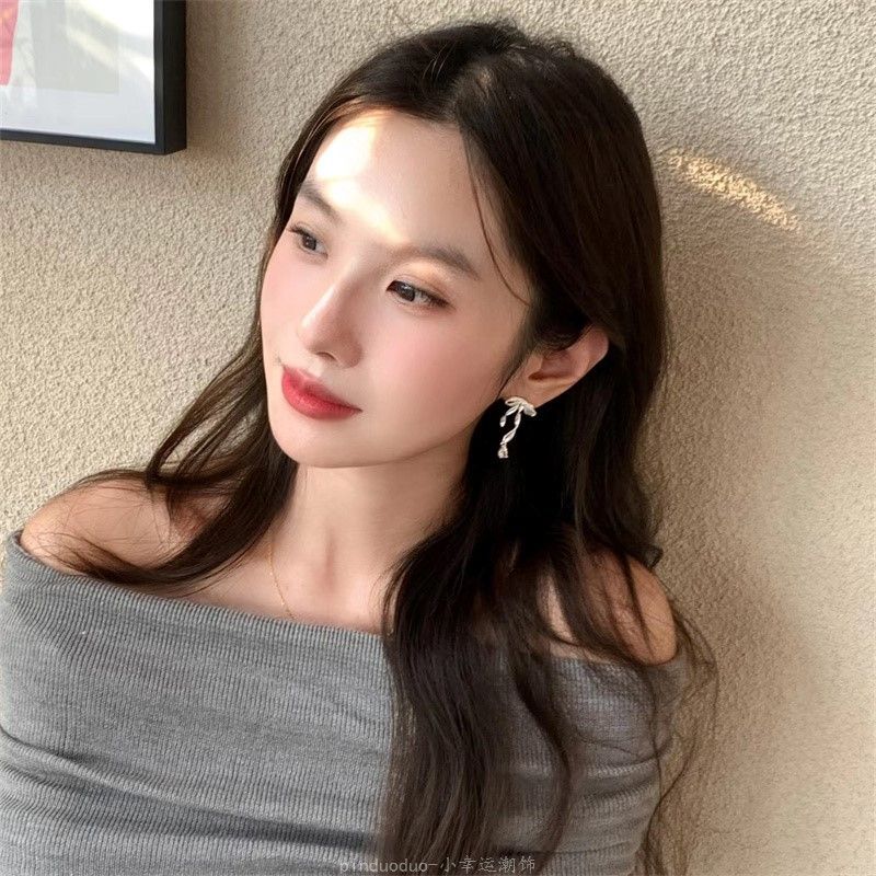 Pure white ribbon bow ~ Matte metal ribbon girlish bow stud earrings and earrings, exquisite and niche Hong Kong style pic 3