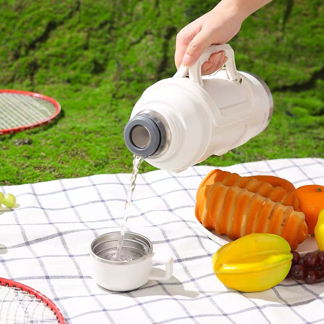 1800ml304 stainless steel large-capacity outdoor mountain climbing and cycling sports water bottle pic 3