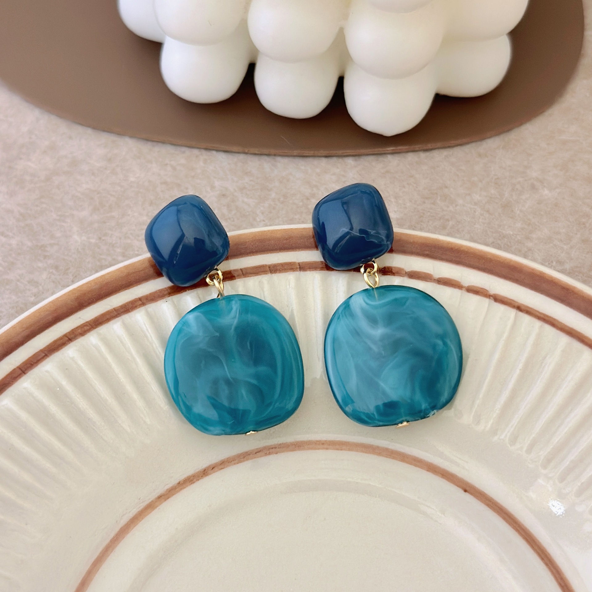 The gentle and fair design of the crystal mist blue, fashionable and simple, with contrasting color textures, square geometric lake blue earrings and ear clips pic 1