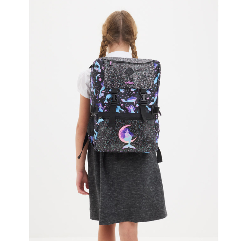 ويستطيع الأطفال الذين يحملون حقائب مدرسية من طراز Smiggle الكبيرة في أستراليا الحصول على حقائب ترفيهية مزدوجة في الهواء الطلق pic 3