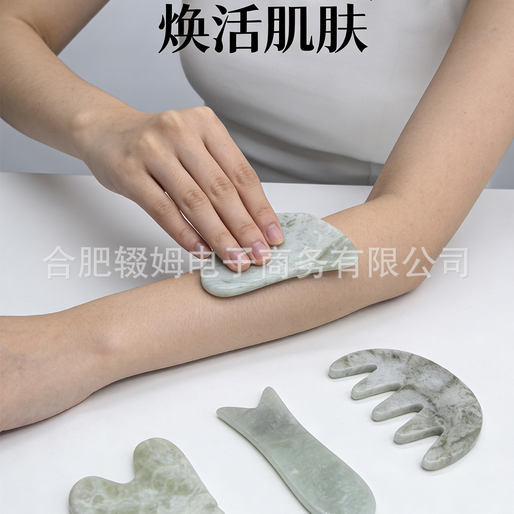 天然岫玉甲翠绿玉石刮痧板按摩器心形板五齿梳全身经络按摩美容详情7