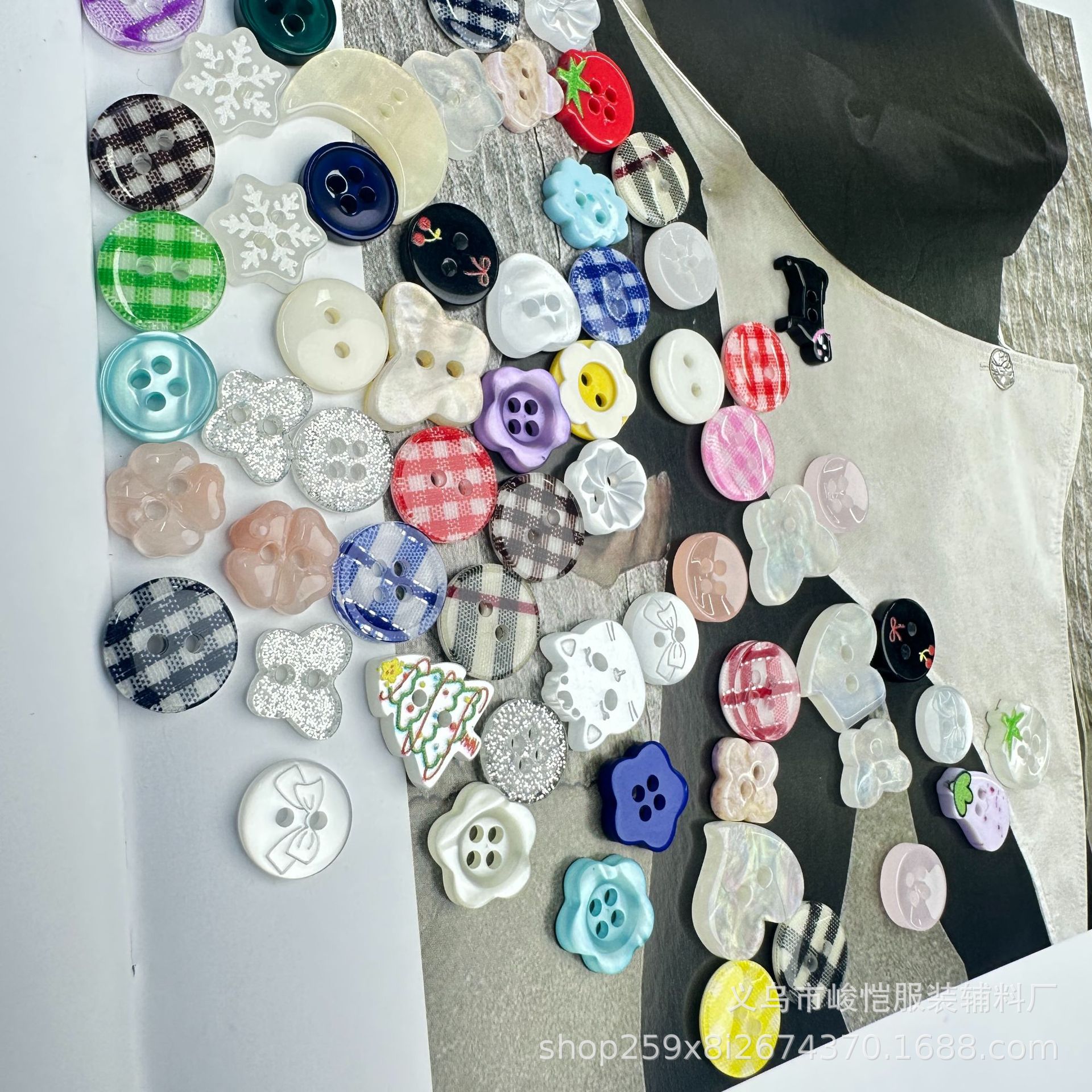A set of 20 colored buttons, metal four-piece buttons, disc buttons, cufflinks and buttons pic 9