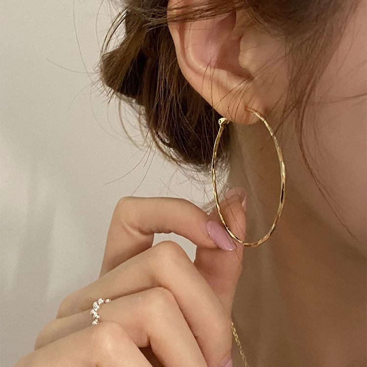 High-end wavy metal large ear rings for women, Korean style, simple and versatile, elegant stud earrings, cold style pic 5