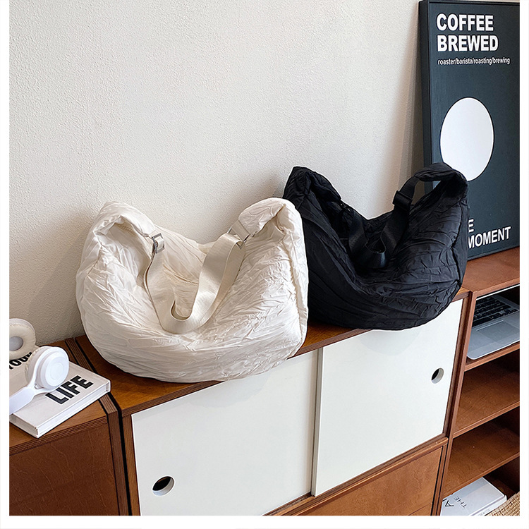 新品褶皱半月包简约时尚斜挎包大容量潮搭单肩包慵懒风都市休闲包详情28